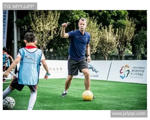 揭秘足球明星的日常生活与背后故事的英语表达技巧