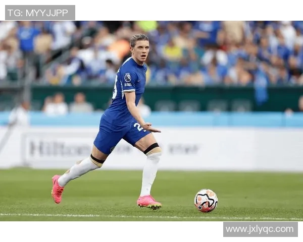 康纳与足球明星畅谈梦想与奋斗的精彩瞬间