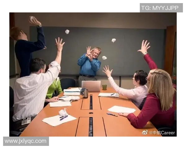 足球明星与教练的幽默互动揭示了团队精神与职业关系的微妙平衡