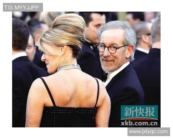 足球明星夫妻携手走红毯展现甜蜜瞬间引发媒体热议与粉丝追捧