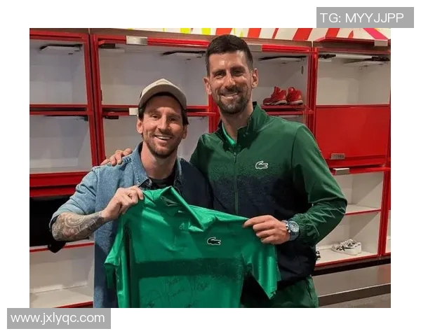 足球明星与梅西亲密合影瞬间回顾展现足坛传奇的友谊与荣耀 足球明星与梅西亲密合影瞬间回顾展现足坛传奇的友谊与荣耀