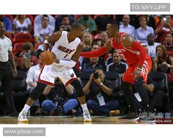 波什在激烈对决中挑战开拓者展现篮球技巧与团队合作的精彩瞬间