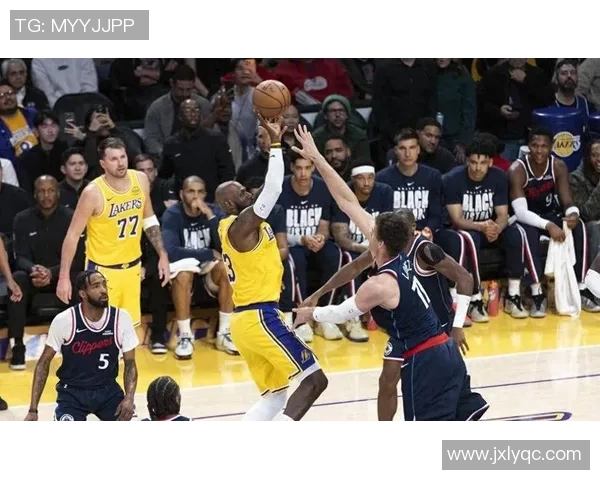 湖人对决热火谁能在这场激烈比赛中笑到最后分析与预测 湖人对决热火谁能在这场激烈比赛中笑到最后分析与预测